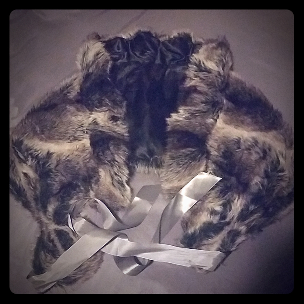 BRAND NEW NEVER WORE OUT BEAUTIFUL FAUX FUR W/RIBB